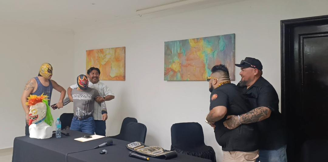 Luchadores de Lucha Libre AAA Worldwide protagonizan enfrentamiento previo a función en Campeche.
