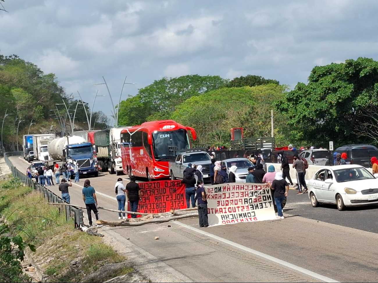 Se reportaron disturbios, agresión a un ciudadano y bloqueo carretero.