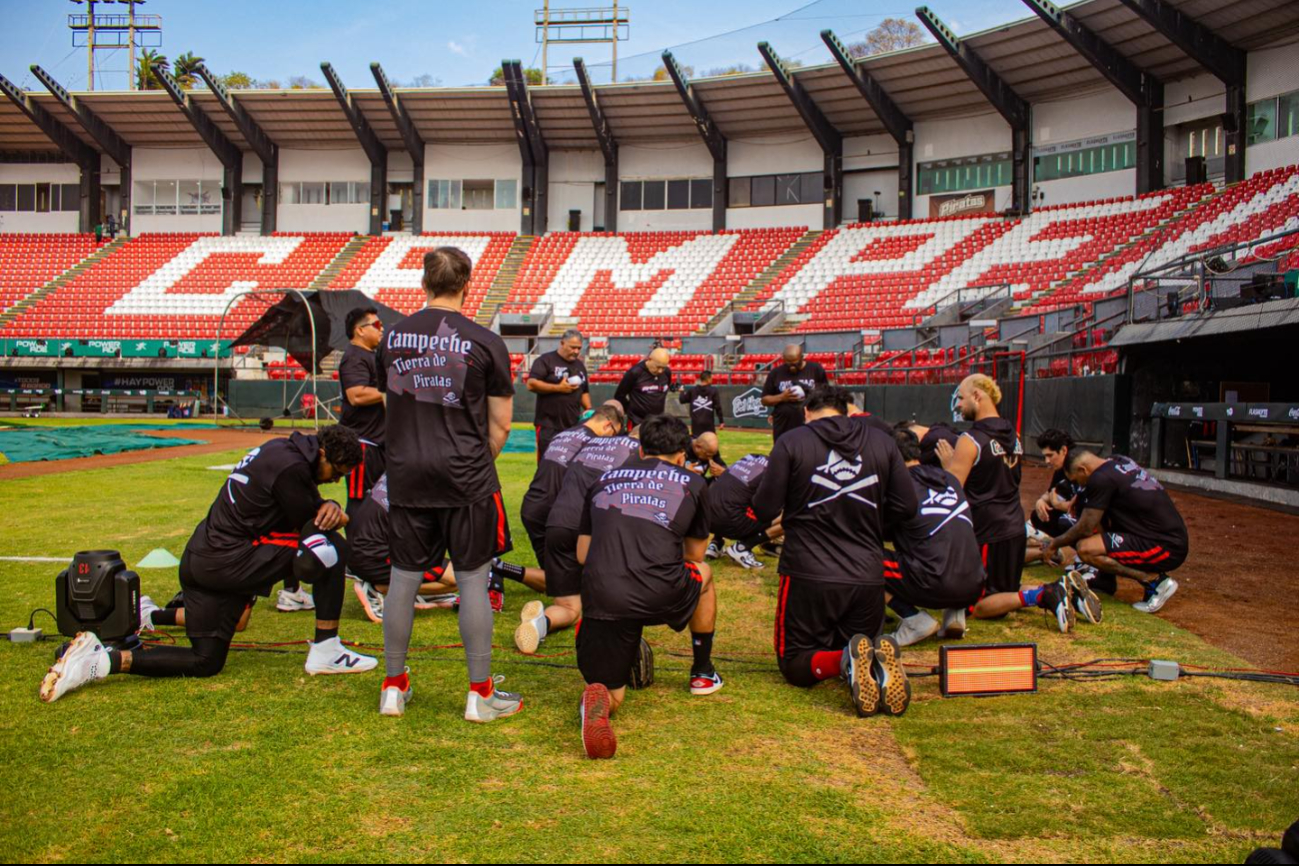 El equipo presentó su alineación con Young, Hollis y Ávila en el cuadro.