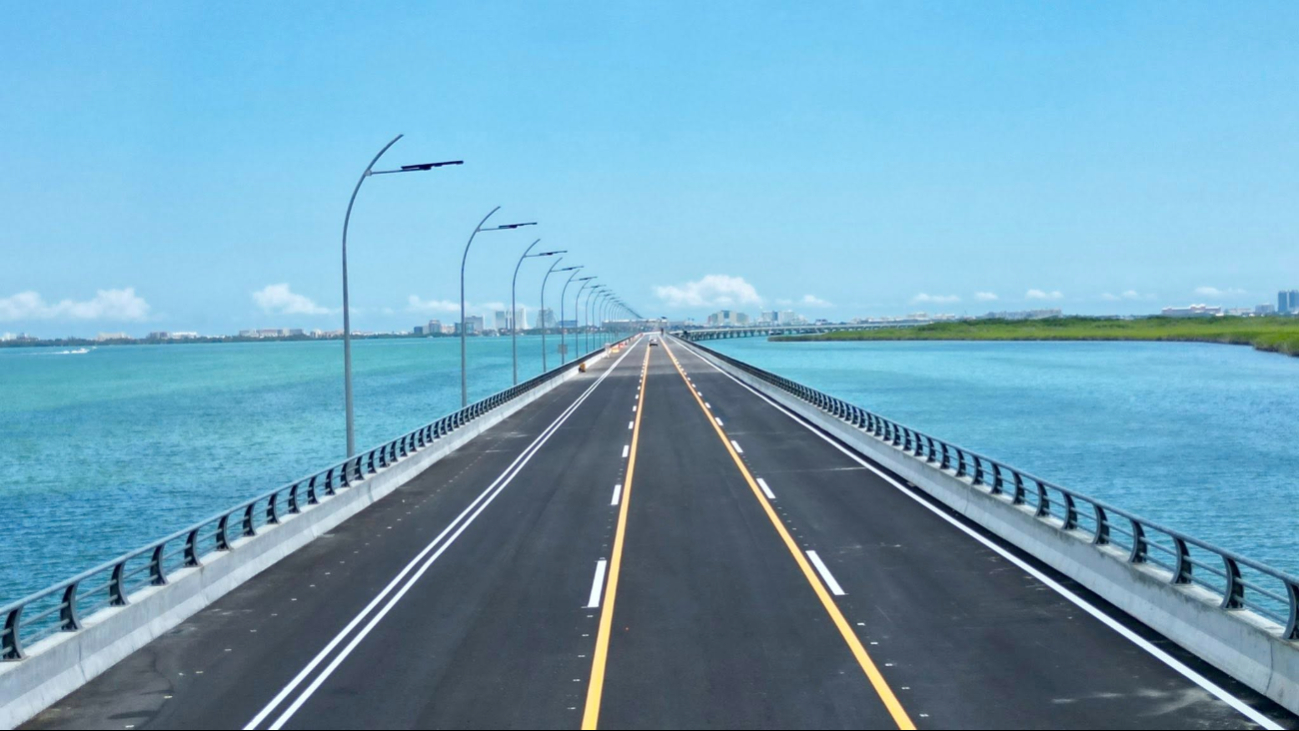 El Puente Nichupté se considerada la segunda más larga de su tipo en América Latina.