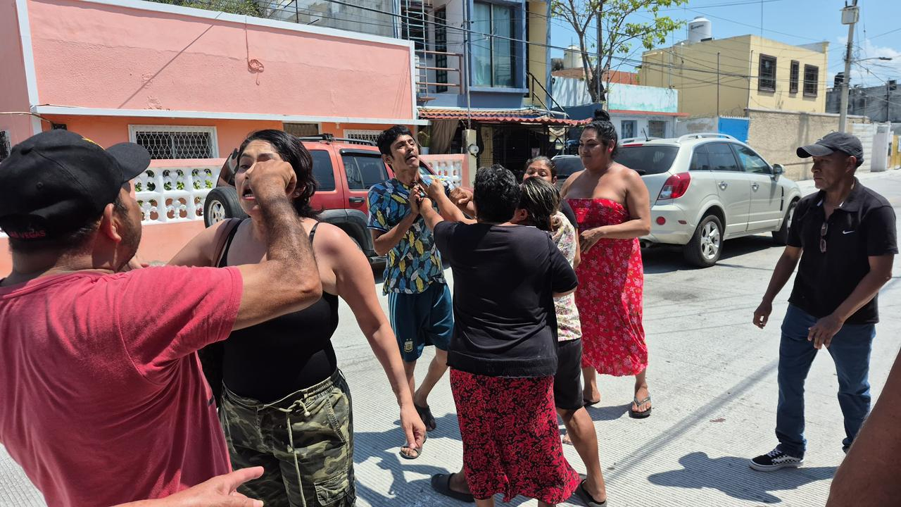 Familiares confrontaron a dueños de una frutería.