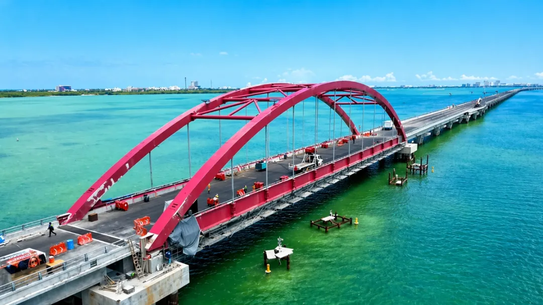La presidenta Claudia Sheinbaum Pardo anunció que la obra podría inaugurarse el primer fin de semana de mayo.En el sitio, cuadrillas trabajan en los últimos detalles, tras reforzar la estructura con pilotes adicionales y trabes metálicas.La constructora Ingenieros Civiles Asociados reporta un avance del 97% y pruebas de carga con vehículos pesados para garantizar la seguridad.