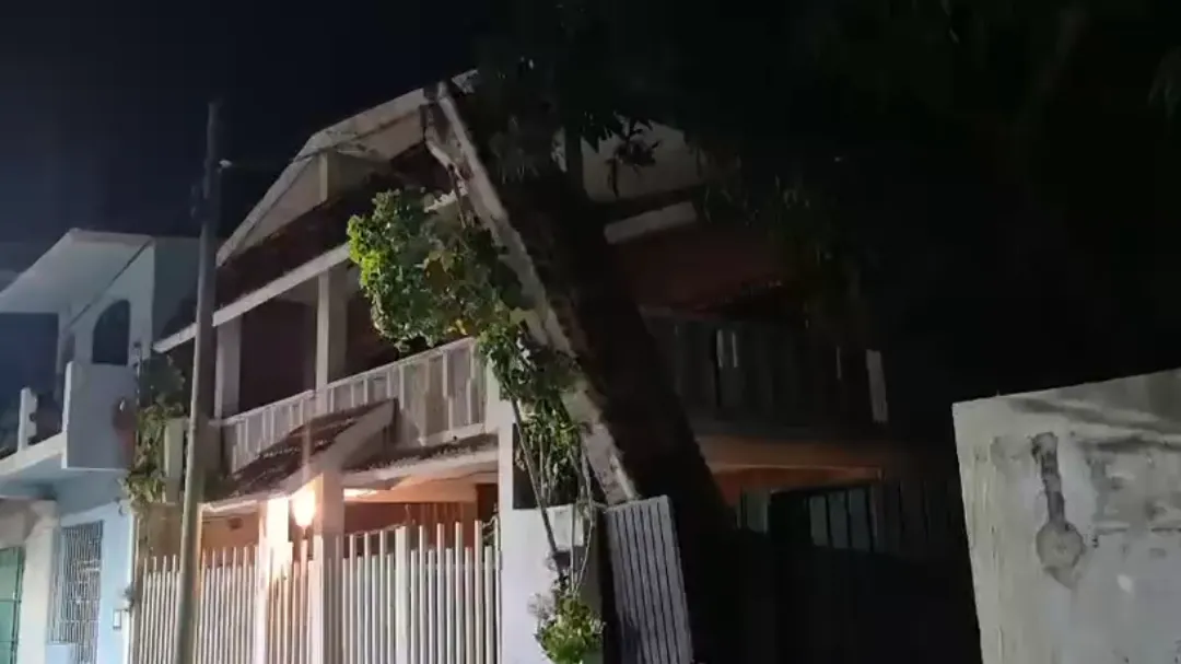 Cornisa en vivienda antigua se colapsa y genera movilización en colonia Guanál.