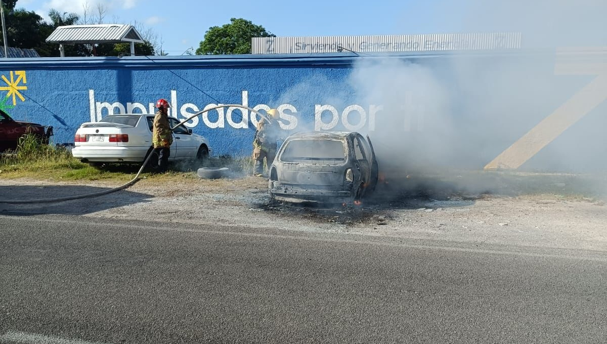 El auto quedó pérdida total tras incendiarse en Chetumal