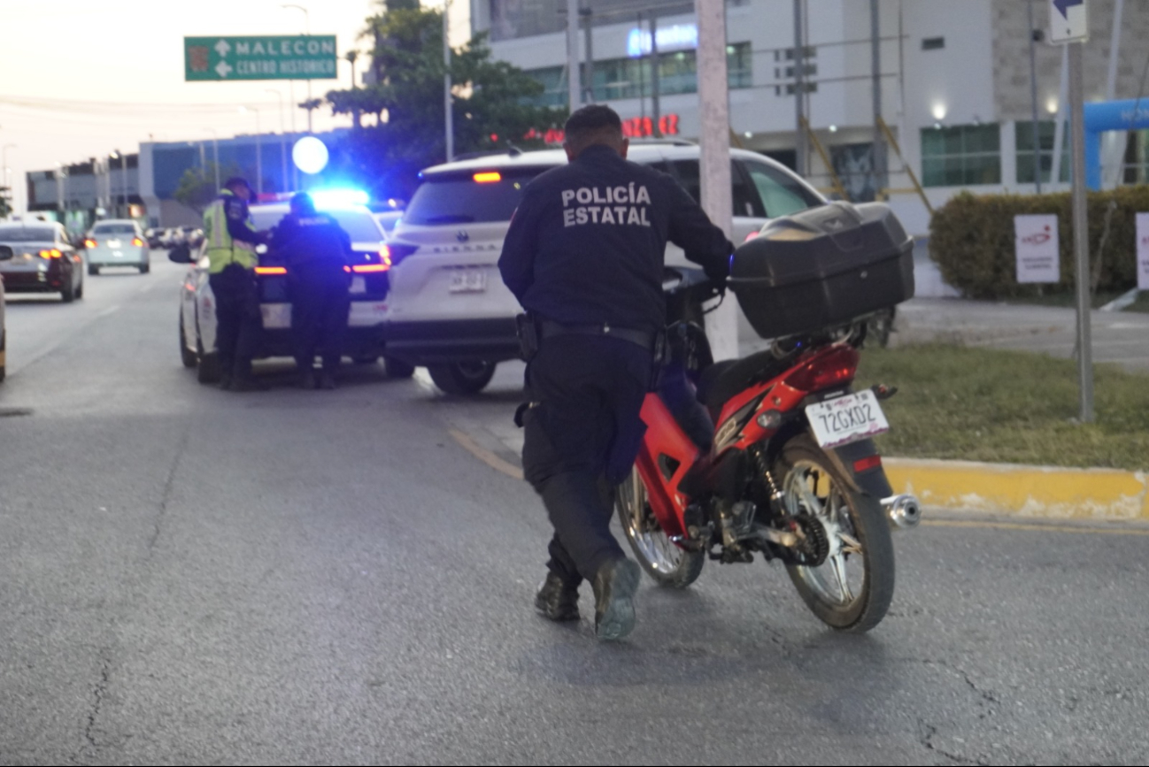 El joven sufrió una lesión leve en la rodilla y fue atendido en el lugar por paramédicos de la Cruz Roja.
