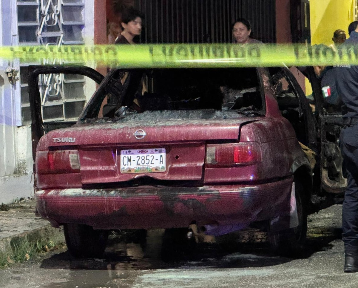 En la misma colonia un Nissan Tsuru fue incendiado por desconocidos.