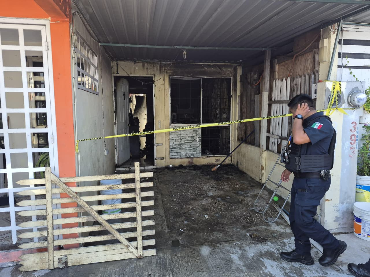 La vivienda presenta daños estructurales severos por altas temperaturas.