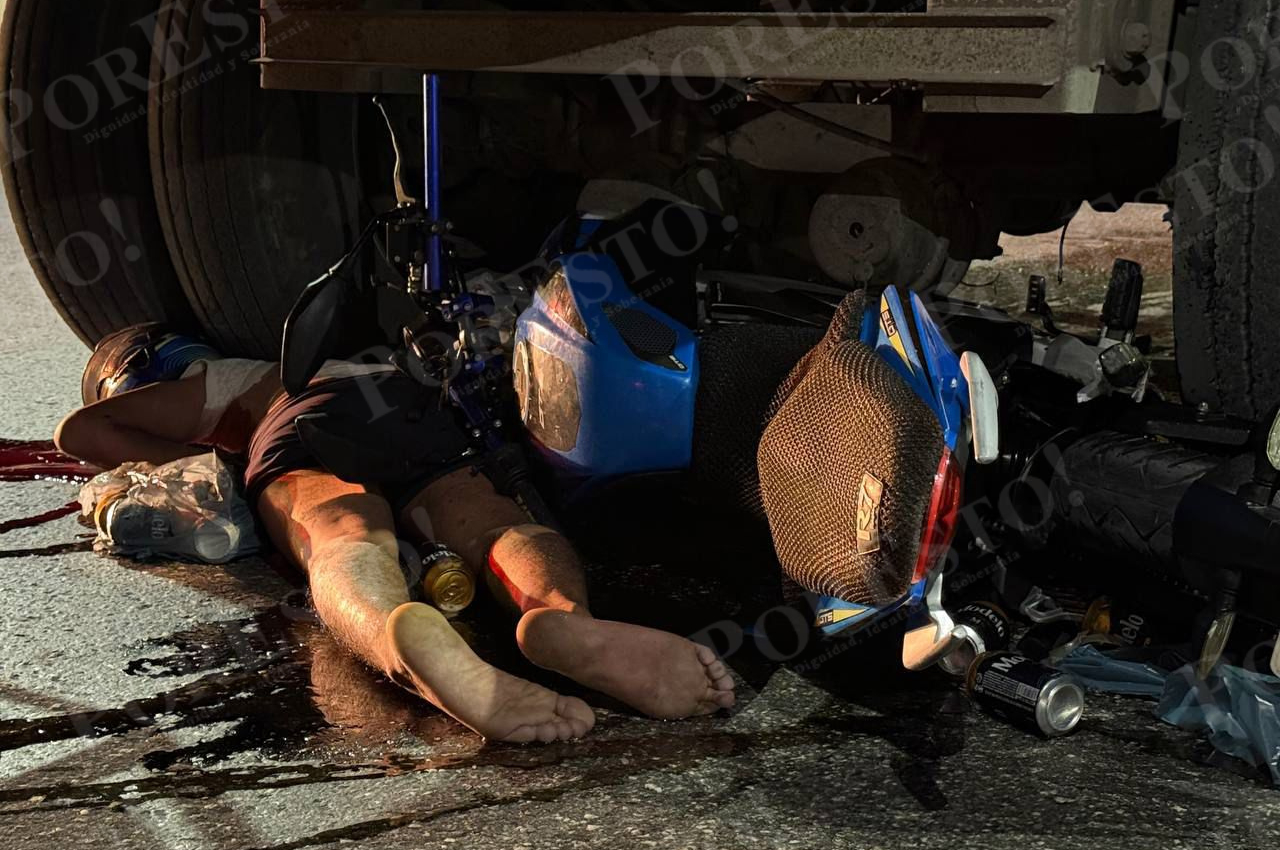 El cuerpo sin vida del motociclista quedó entre las llantas del tráiler.