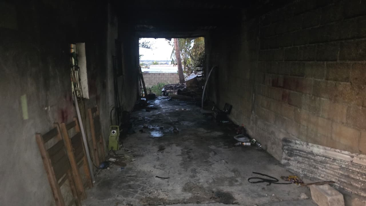 El fuego se originó en el patio del domicilio.