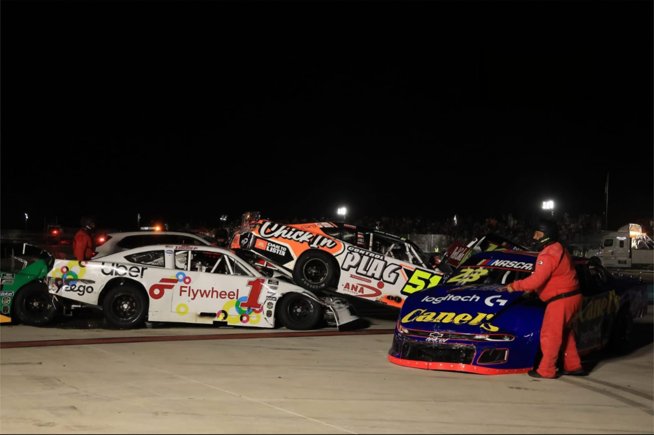 Tras el impacto, varios pilotos perdieron posiciones y la carrera se reinició