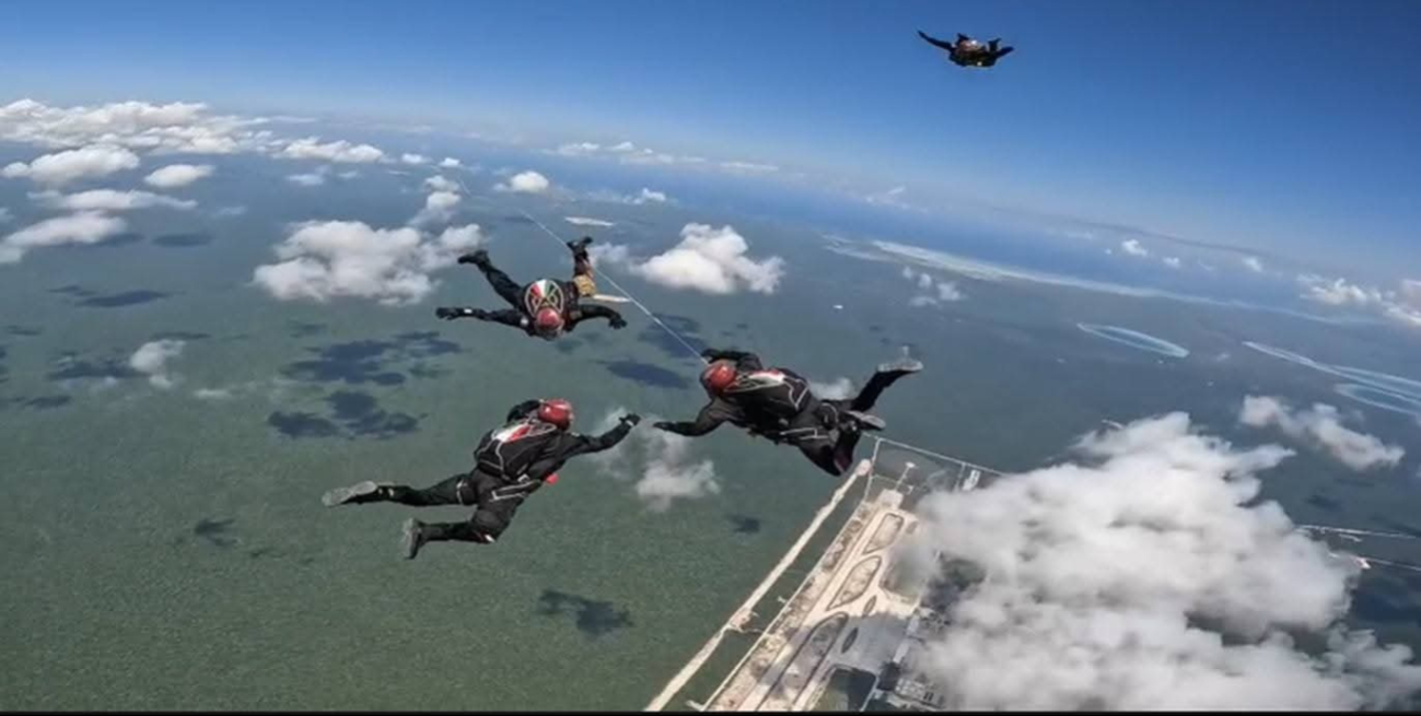 Una de las exhibiciones que llamó la atención durante la jornada de ayer fueron los saltos en paracaídas