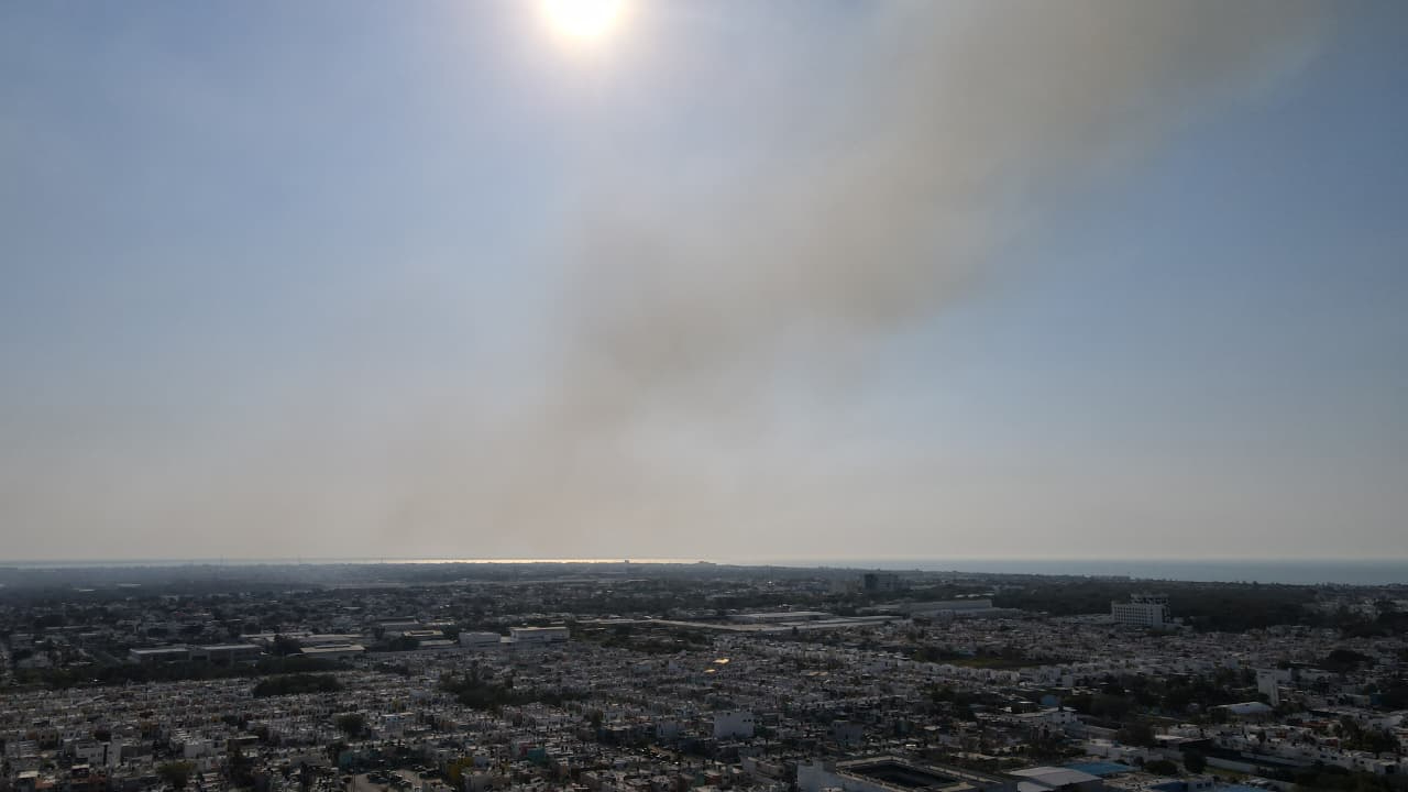 La “surada” ha favorecido la expansión del incendio.