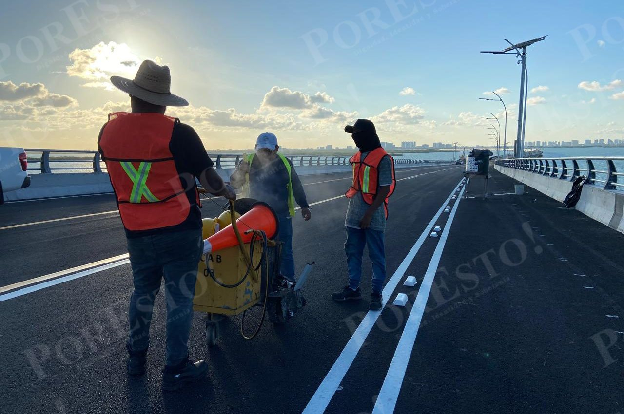 Los trabajadores realizan los últimos detalles previo a la inauguración.