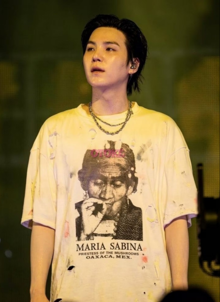 Suga de BTS con playera de María Sabina.