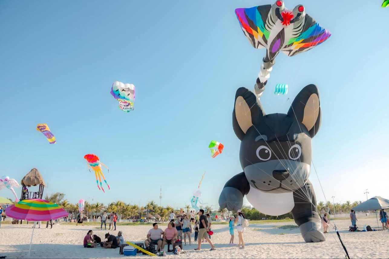 El espectáculo de papalotes gigantes “Volarte” atrae a familias en el malecón.