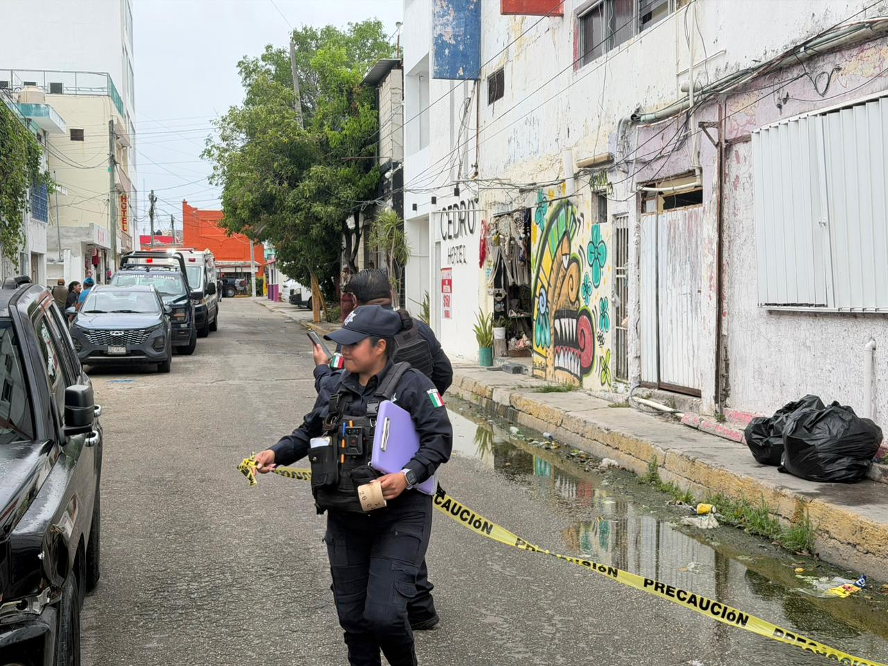 De manera extraoficial, se informó que presentaba una herida en el cuello provocada con arma blanca, la cual le habría causado la muerte casi de inmediato