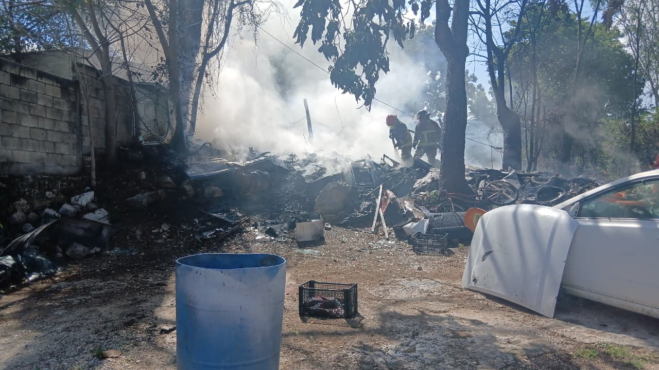 Lograron sacar varios vehículos en reparación antes de que el fuego se extendiera.