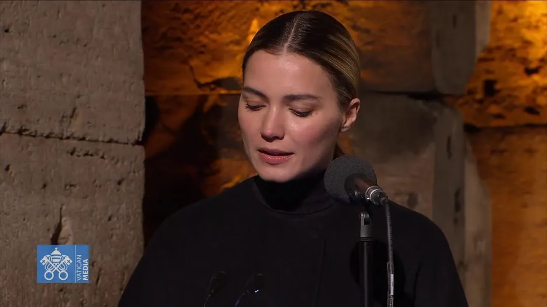 Papa León XIV encabeza en el Coliseo de Roma el Viacrucis de Semana Santa