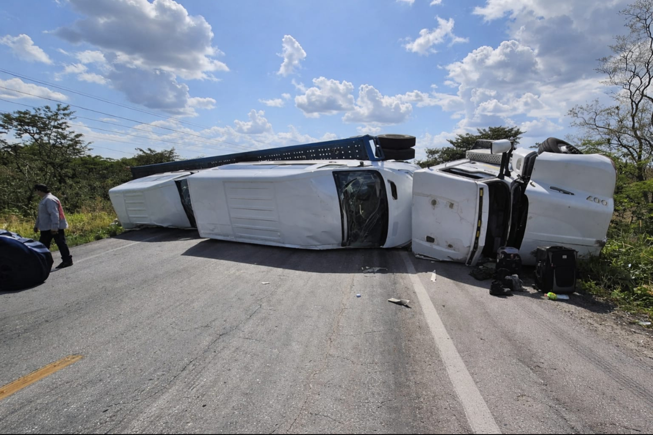 Un tractocamión tipo “madrina” volcó en la carretera Escárcega–Villahermosa.