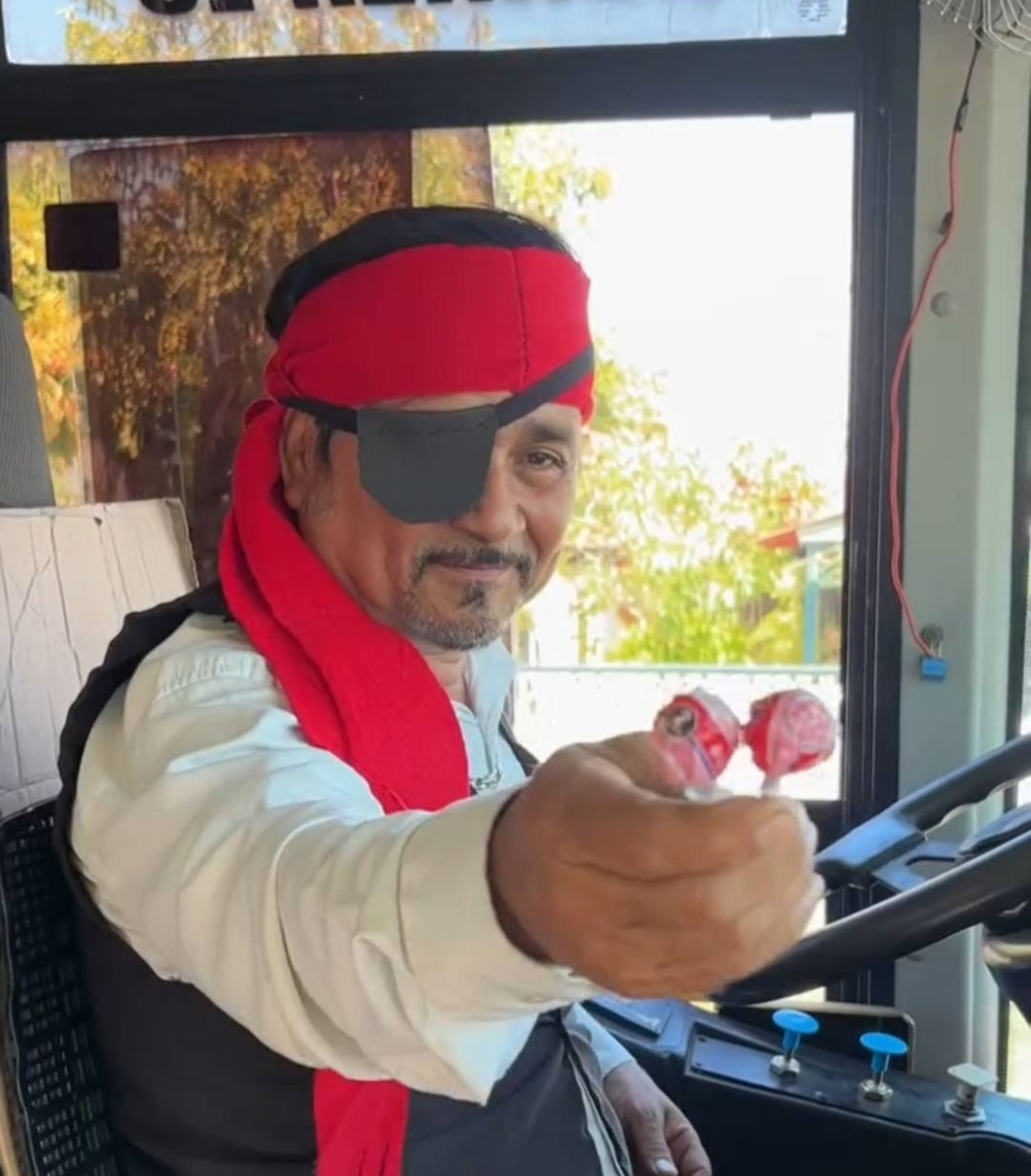 El "Capitán de la Ruta" se encargó de que cada niño y niños recibieran golosinas.