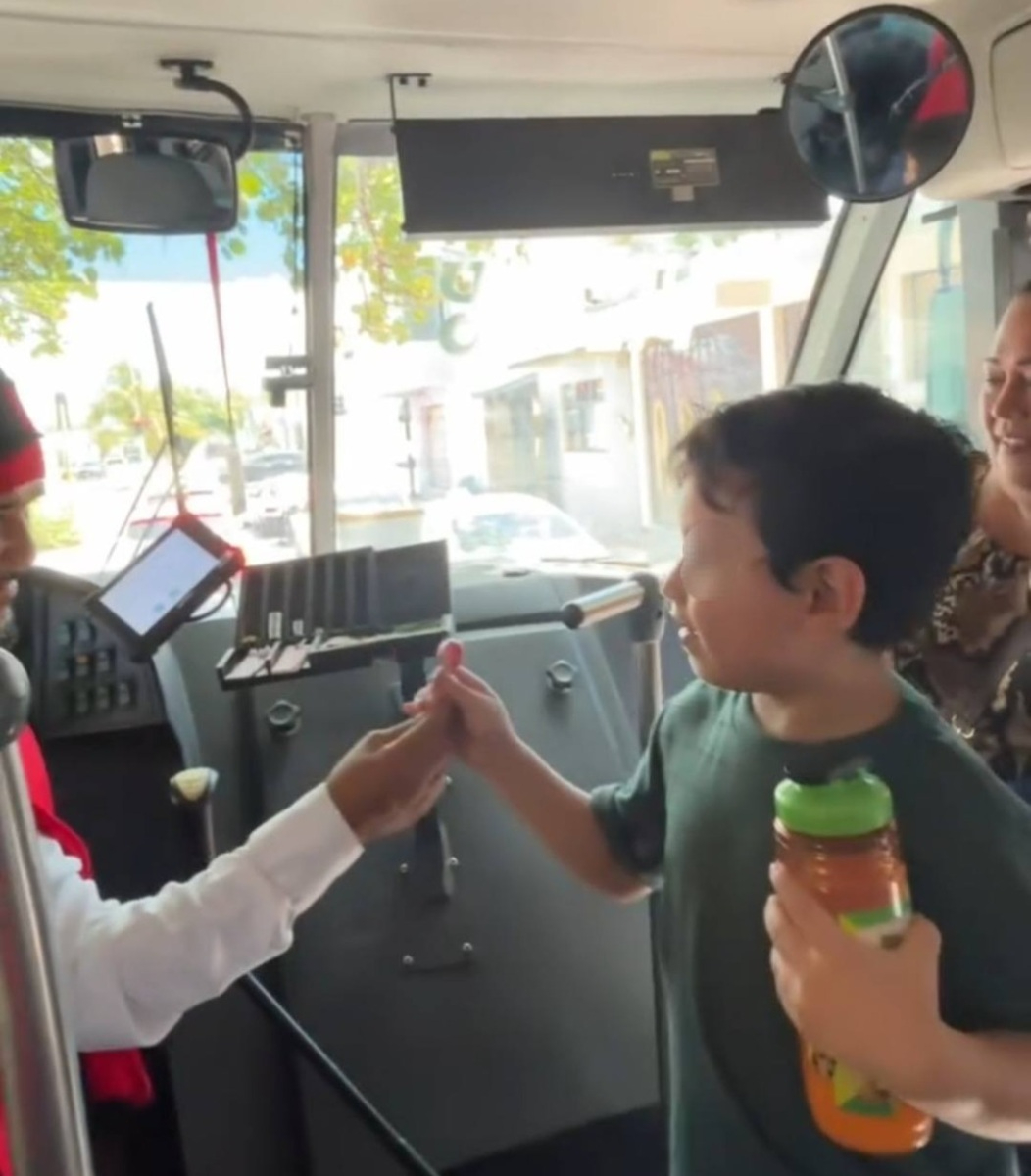 El gesto convirtió el trayecto en una experiencia lúdica para el Día del Niño.