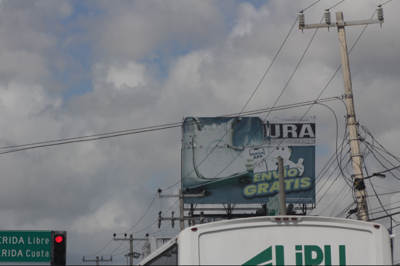 Se observó que las vallas del bulevar Luis Donaldo Colosio no tienen mantenimiento