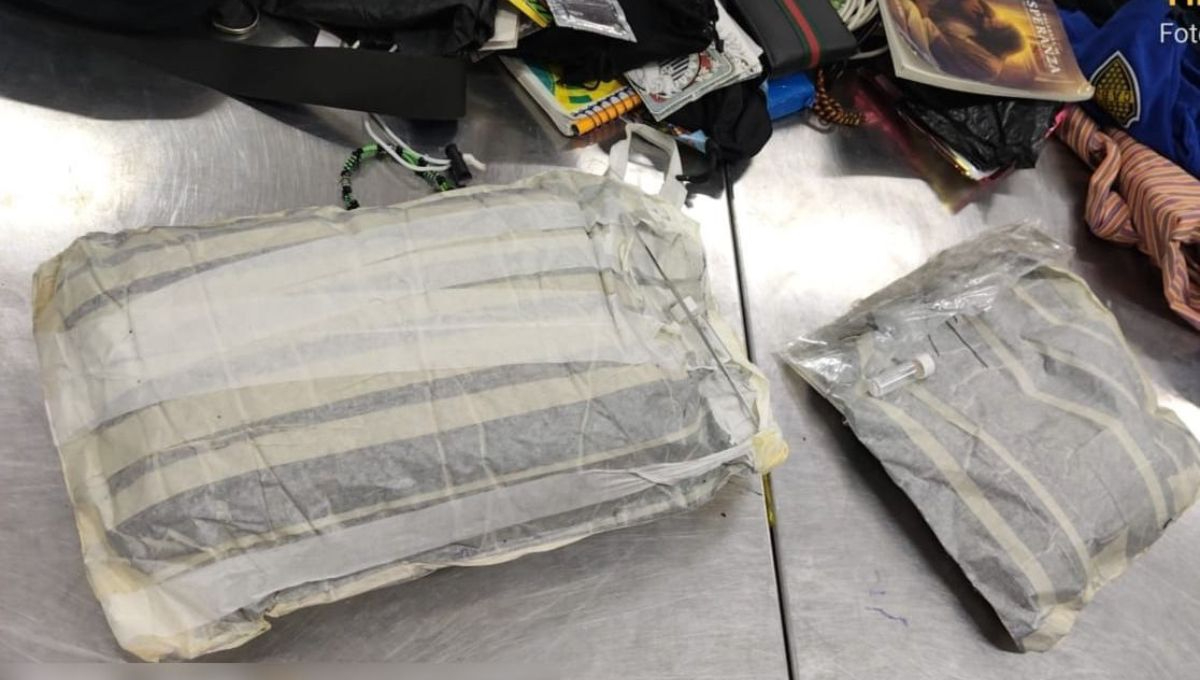Durante la revisión, las autoridades identificaron un doble fondo en la maleta