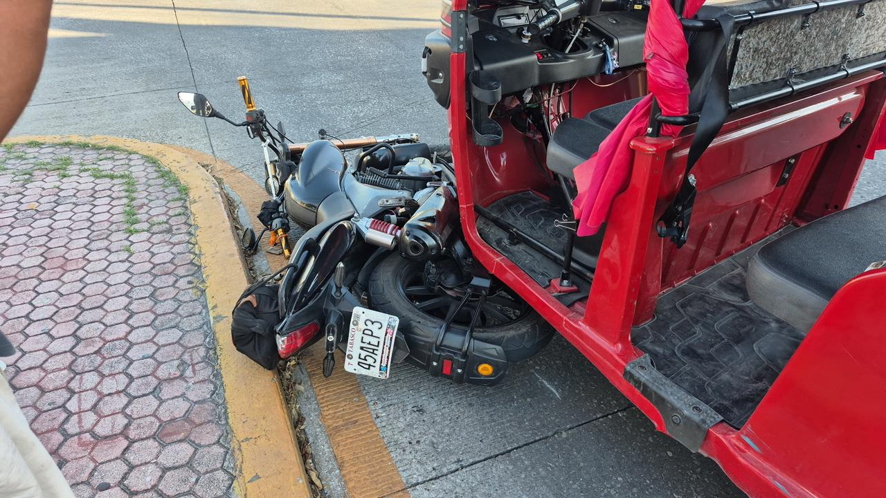 El choque entre un pochimóvil y una motocicleta generó afectaciones viales en la zona de Soriana Aviación, en Ciudad del Carmen