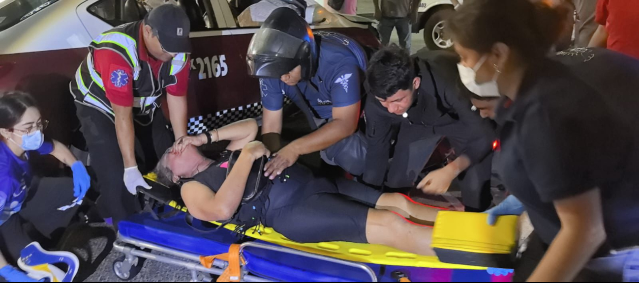 El fuerte choque entre una motocicleta y un taxi dejó a una mujer gravemente lesionada en calles de Ciudad del Carmen