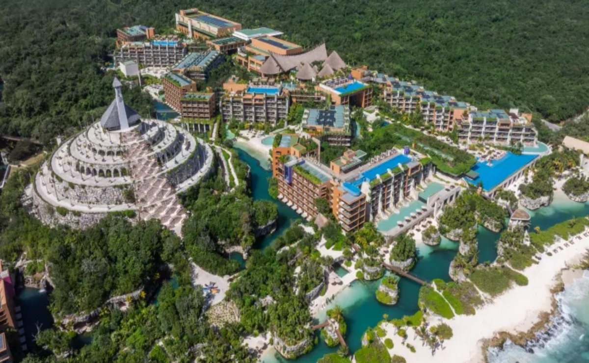 Históricamente Xcaret (en maya pequeña caleta) fue un importante puerto comercial y punto de peregrinación maya conocido anteriormente como Polé; según el Instituto Nacional de Antropología e Historia.