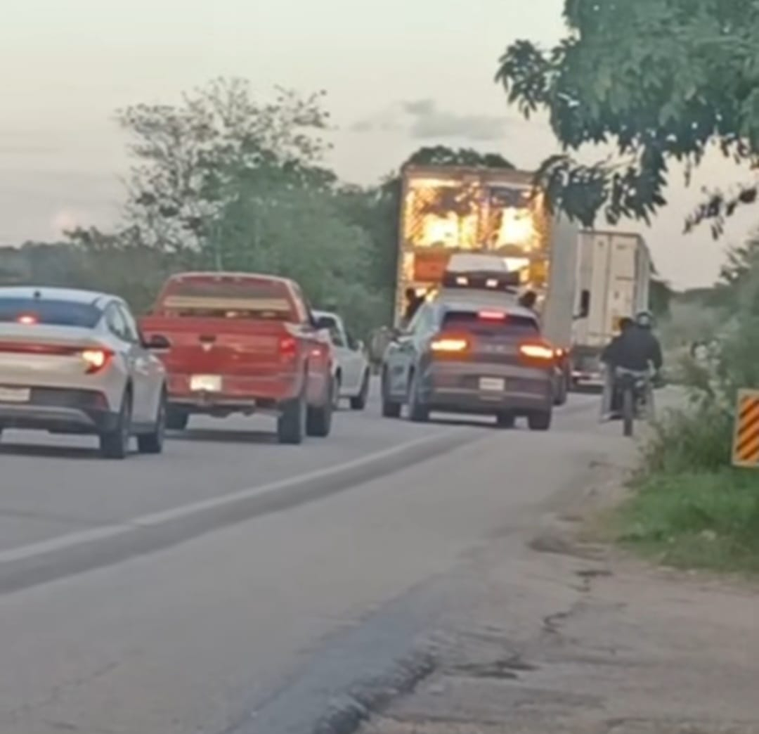 Pobladores de La Libertad bloquearon la carretera federal Escárcega–Chetumal para exigir el restablecimiento de la energía eléctrica.