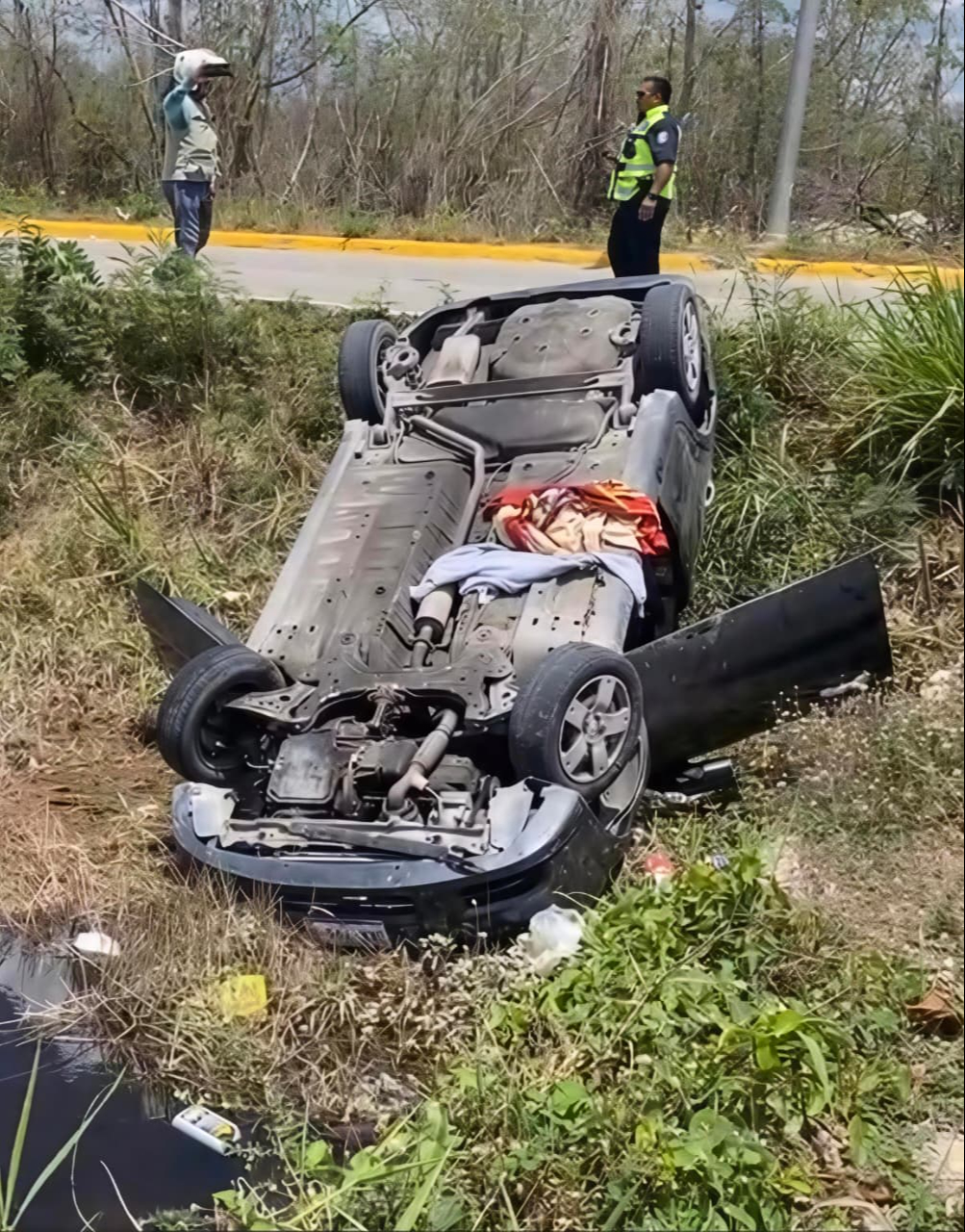 Conductor huye tras volcadura en Champotón; vehículo fue rescatado con grúa