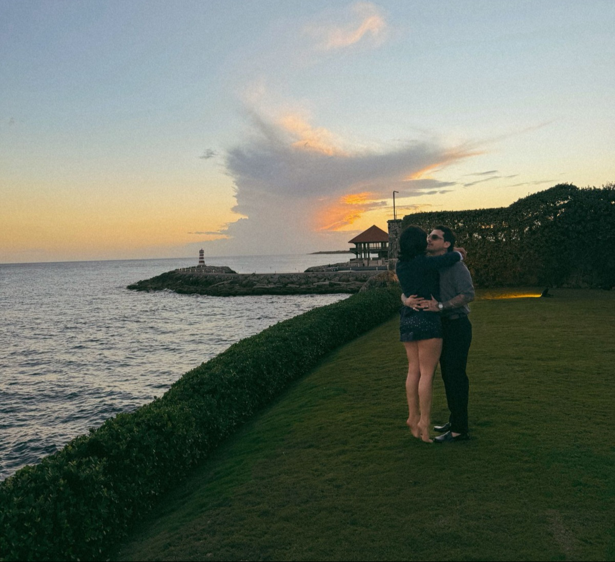 Foto de Ángela Aguilar con Christian Nodal en WhatsApp.