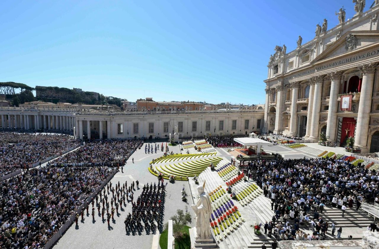 León XIV convoca vigilia mundial por la paz tras su primera Pascua como pontífice