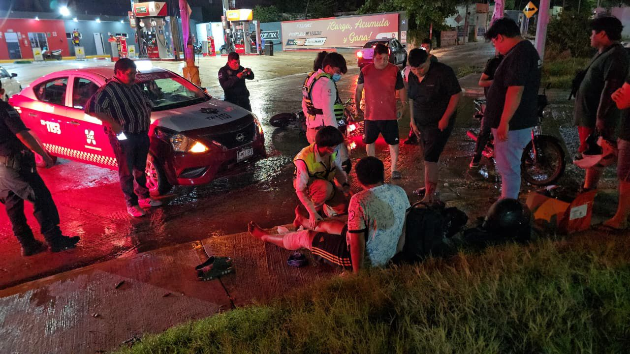 Choque entre taxi y motocicleta moviliza a paramédicos en Morelos