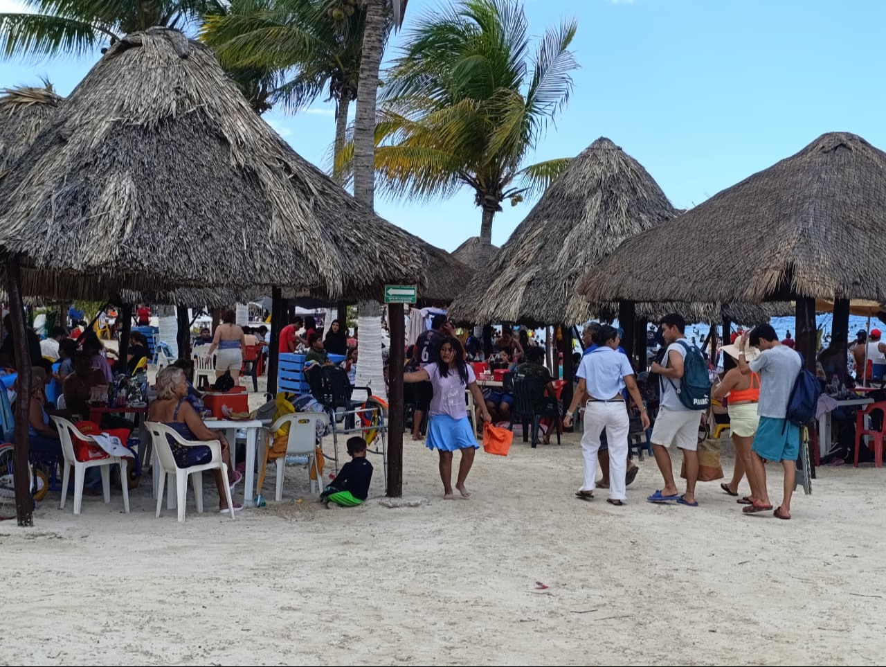 Sol, arena y convivencia en balnearios de Campeche