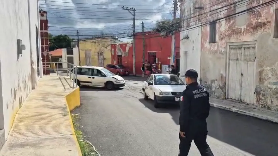 Conductor se vuela el alto y ocasiona accidente en la colonia Centro