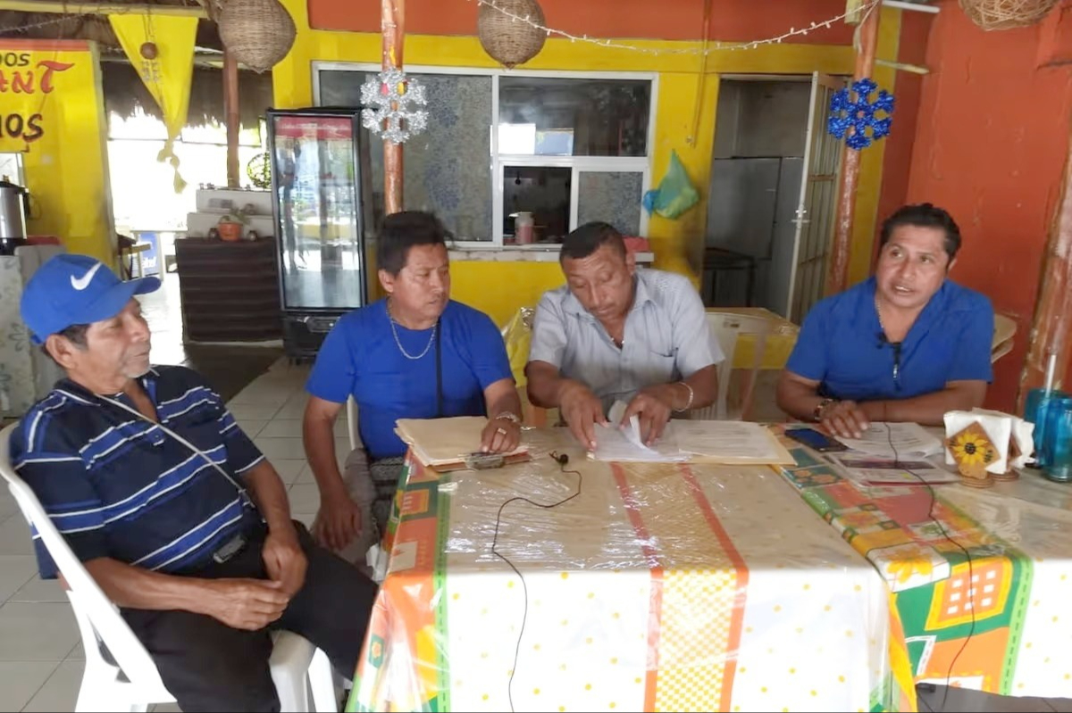 En 2019, prácticamente por asalto, Simón Caamal Coh (a la derecha) desde una humilde mesa tomó las riendas del Gran Consejo Maya y con el cargo reparte nombramientos a políticos o hace convenios con empresarios