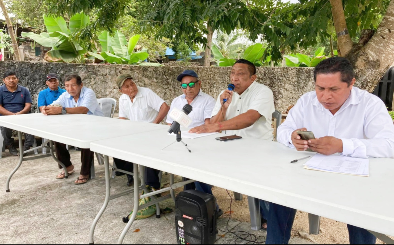 El Gran Consejo Maya comenzó a operar con una maquinaria ante los medios y para 2023 ya se manejaban ante las cámaras; a la derecha con celular en mano, Simón Caamal Coh