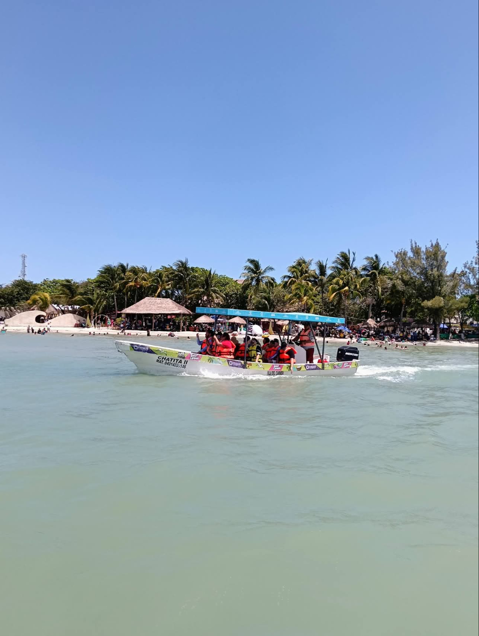 Ofrecen recorridos con avistamiento de delfines y visitas a islas cercanas.