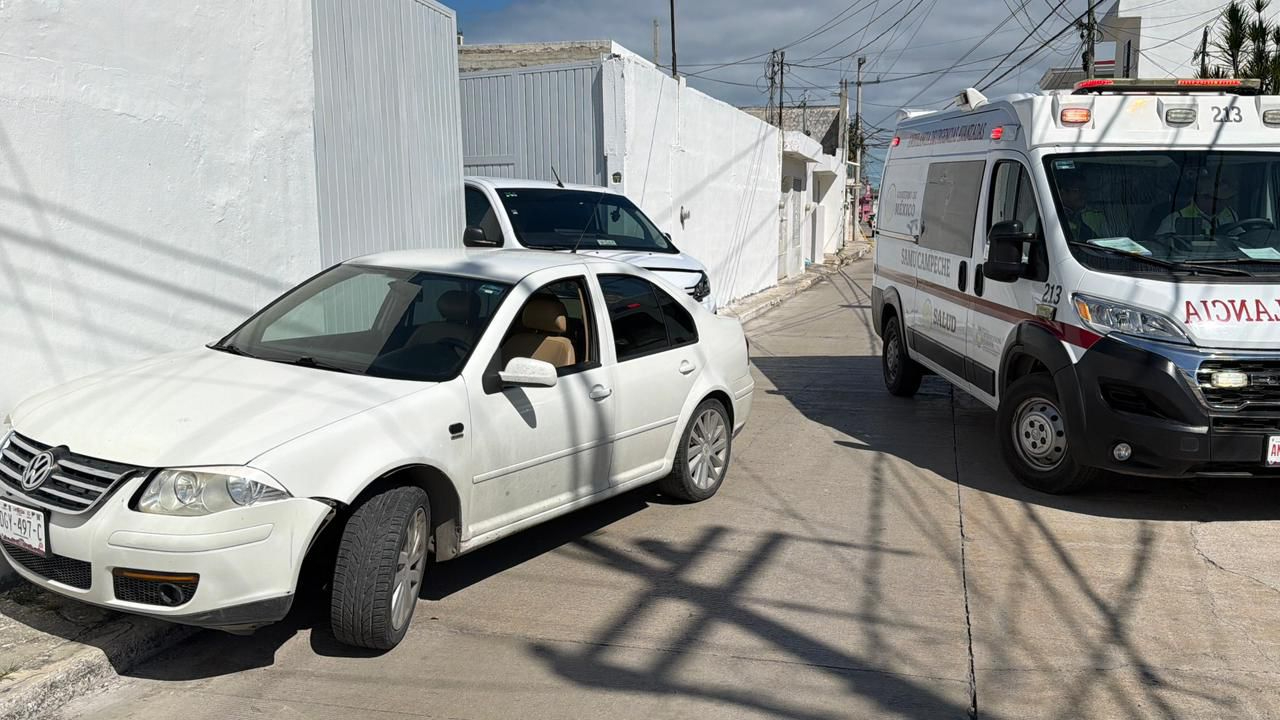 Auto en preferencia impacta contra muro tras accidente en San José