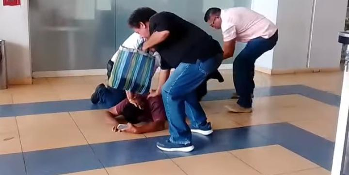 Pánico en una plaza de Mérida por un hombre agresivo