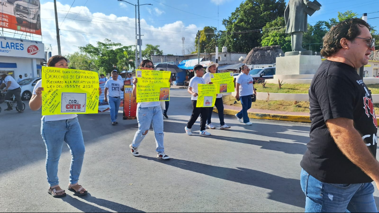 La marcha de los trabajadores inició a un costado de las instalaciones del ex Issste Tiendas