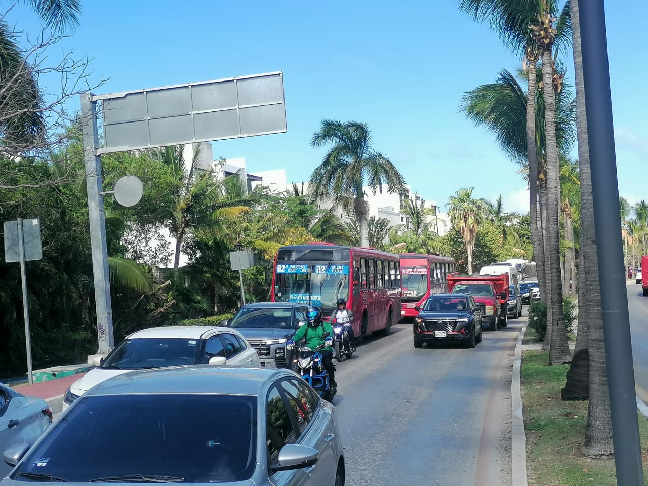 El choque provocó retrasos tanto para coches particulares como de transporte público