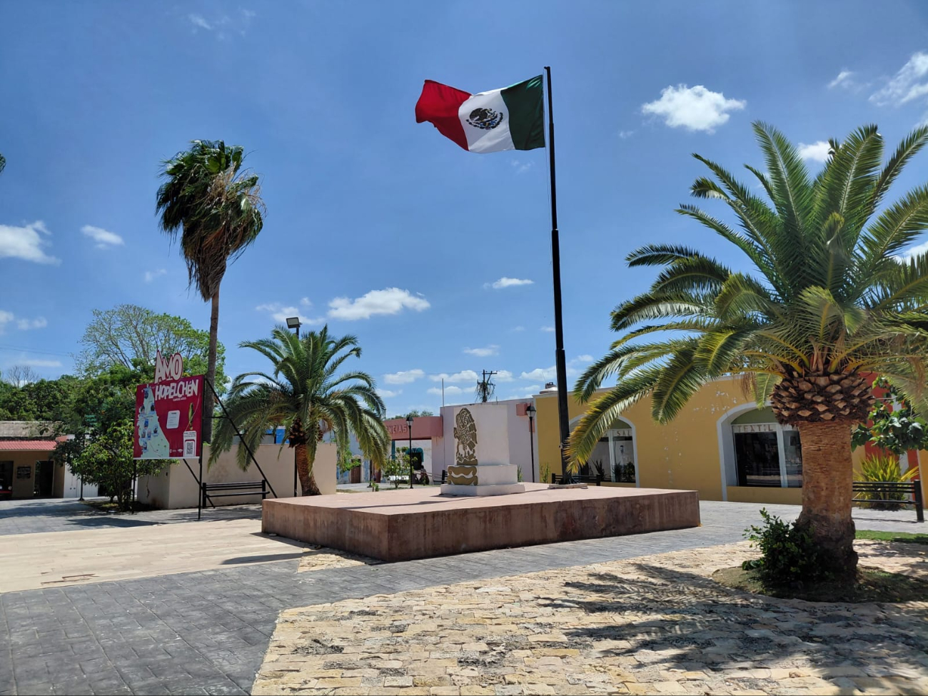 La única actividad oficial fue el izamiento de la bandera nacional en el parque principal.