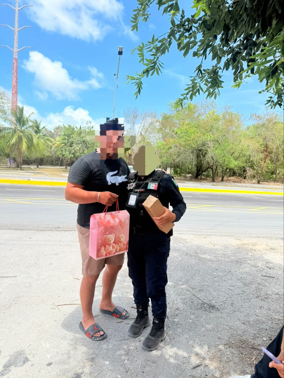 El hijo de la policía tuvo que ir personalmente con su madre para darle su regalo por el 10 de mayo
