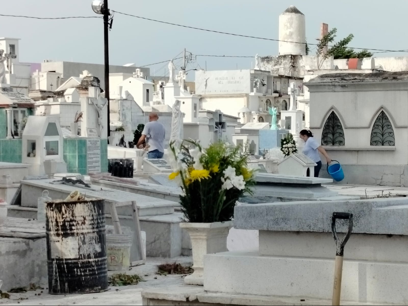 Panteones abren desde temprano para recibir a familias en memoria de las madres
