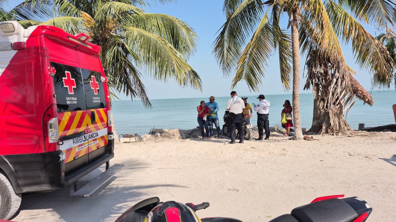 La víctima logró salir del mar, pero cayó sobre la arena y perdió la vida frente a varias personas.
