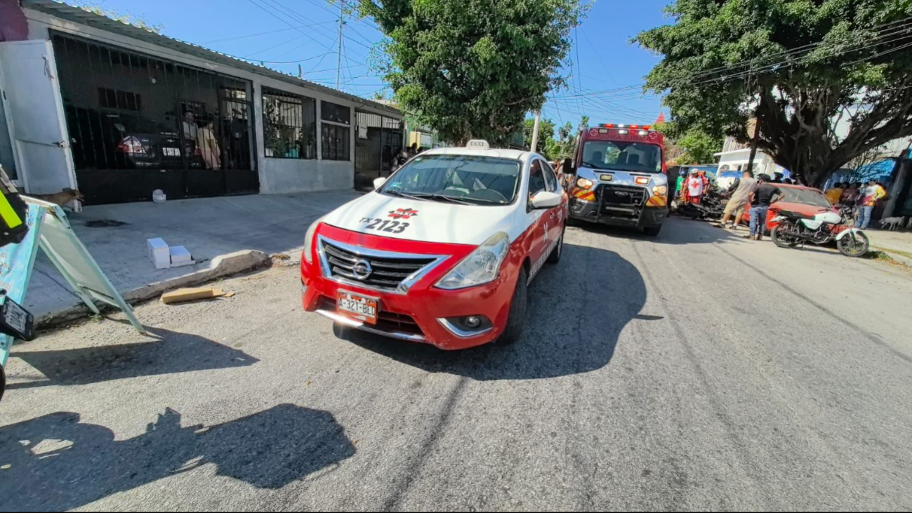 Pareja en moto termina lesionada tras maniobra de taxi en la Manigua