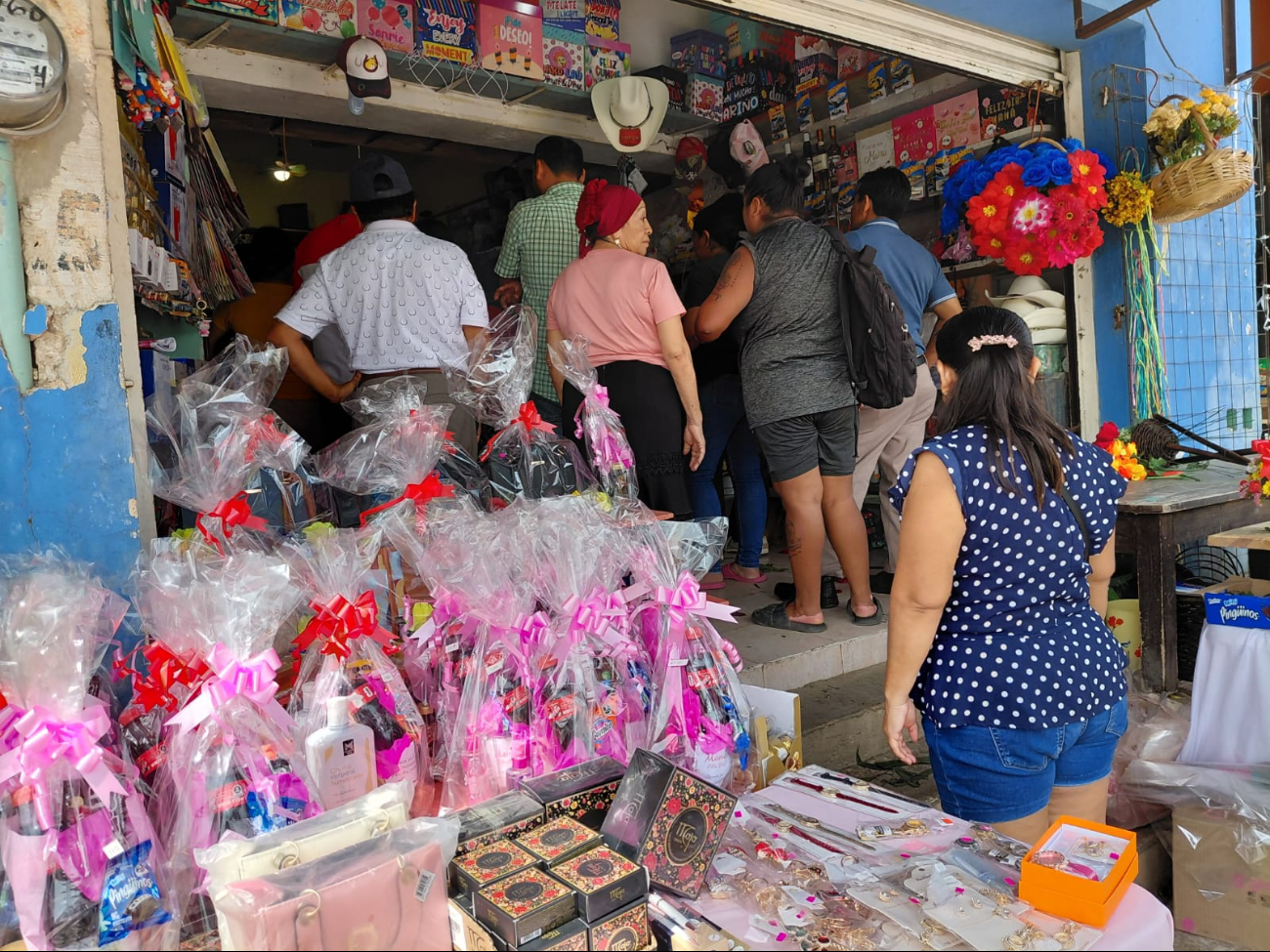 Procesiones, misas y ventas destacan en Sabancuy y Hopelchén
